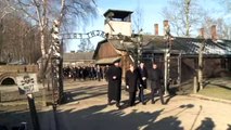 Chanceler alemã faz visita histórica a Auschwitz