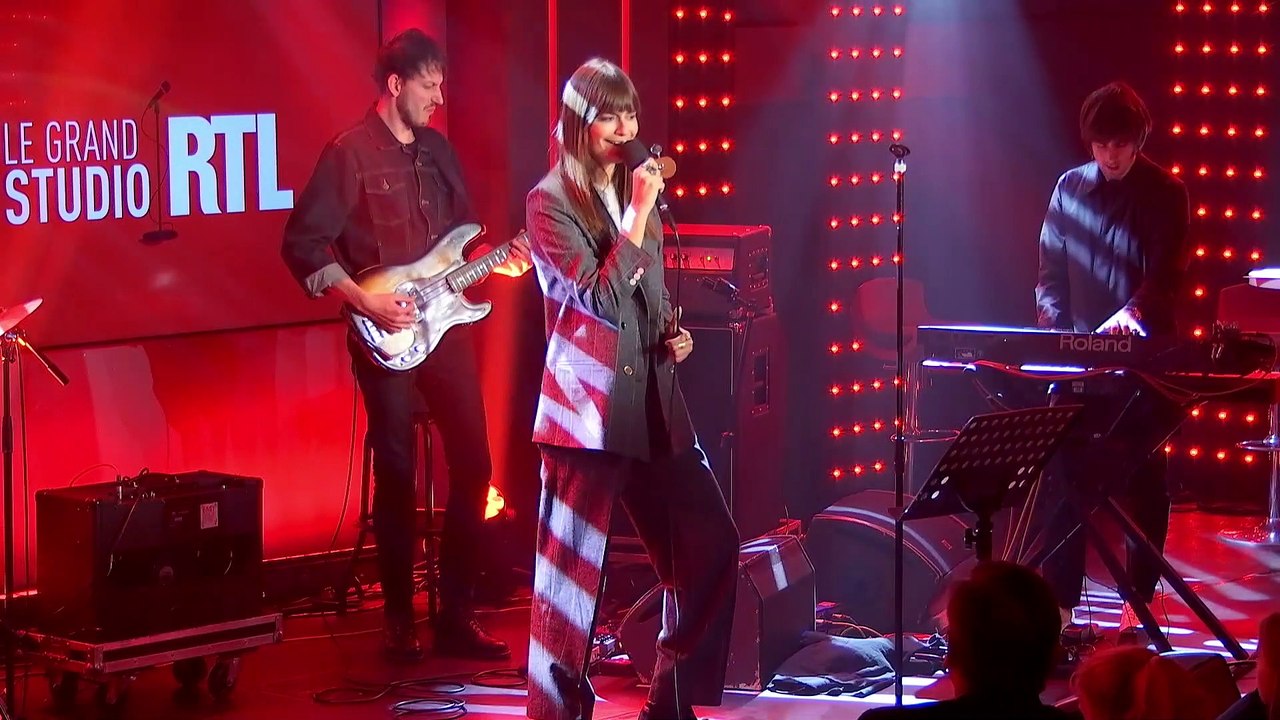 Clara Luciani - La fille du père noel (Live) - Le Grand Studio RTL