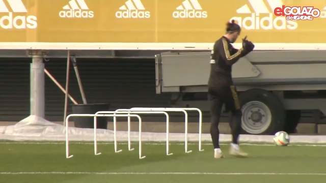 Gareth Bale mime du golf à l'entrainement du Real Madrid
