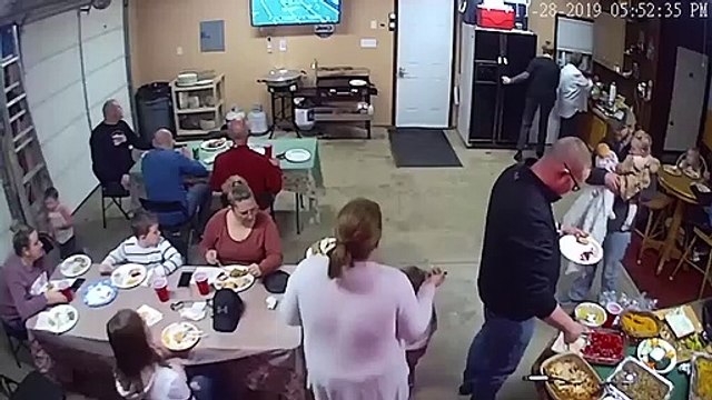 Toute seule cette échelle tombe sur sa tête en plein dîner !