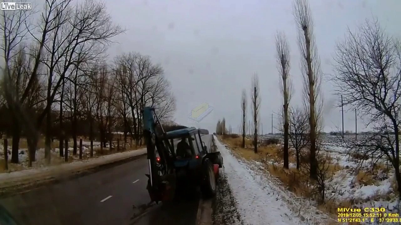 Ce tracteur perd sa grande roue en pleine route !