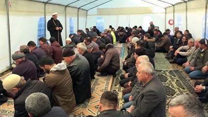Bozkurt'ta depremzedeler namazlarını çadır ve teraslarda kılıyor