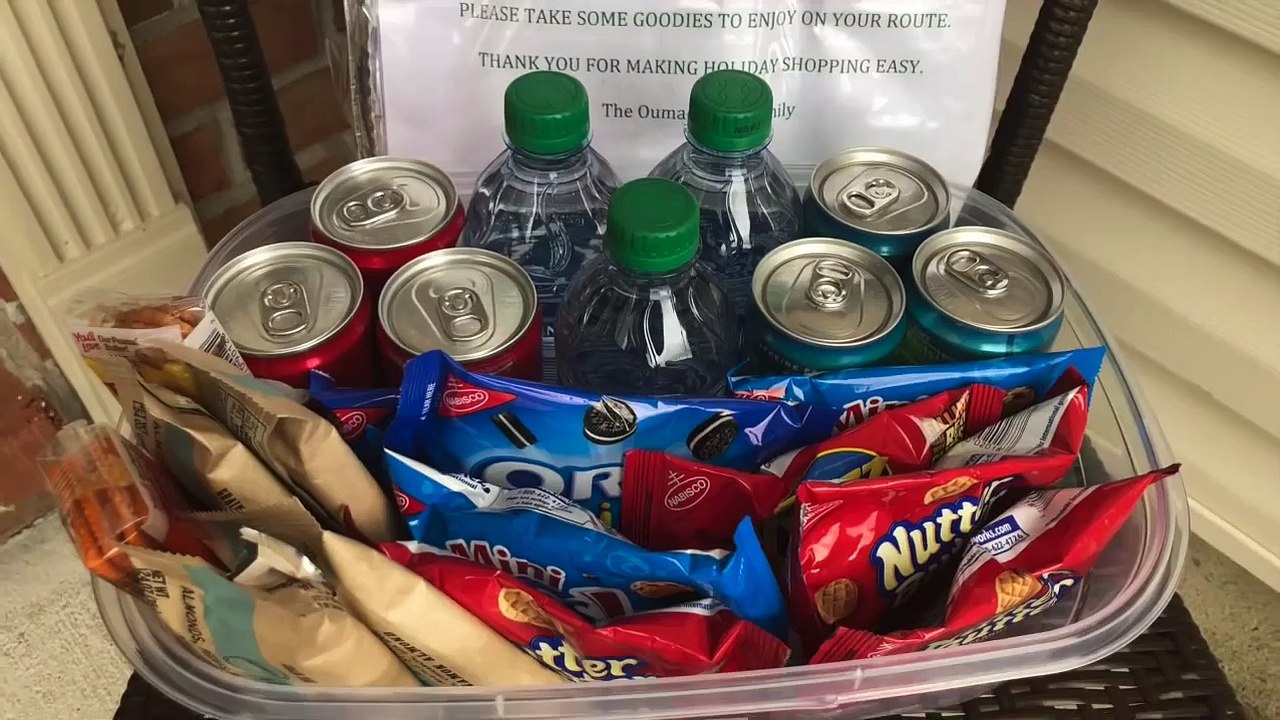 Un livreur fait la danse de la joie