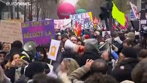 A francia kormány hétfőn ül le a szakszervezetekkel