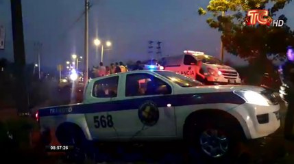 Motociclista se impacta contra un poste eléctrico y muere al instante en Portoviejo