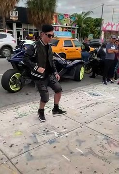 Il exécute de superbes pas de danse, vous allez être impressionnés