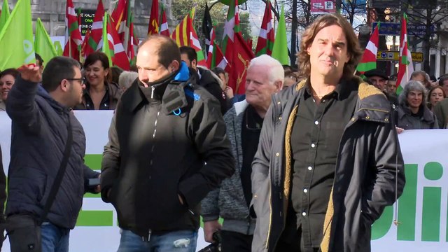 Cake Minuesa planta cara a la manifestación proetarra en Bilbao