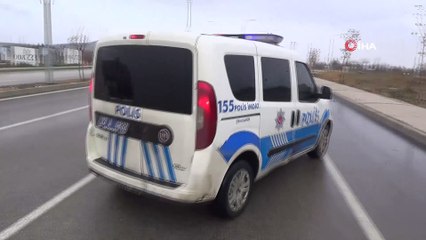 Eşini defalarca bıçaklayıp yol kenarına attı