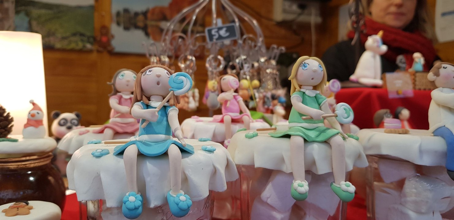 Au marché de Noël de Thann, Marilyn Sénéchal propose des figurines faites main en porcelaine froide.