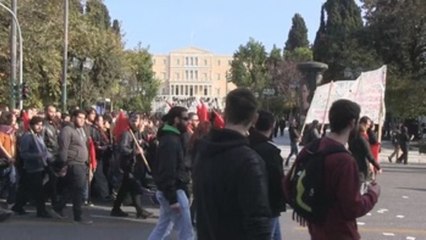 Juventud griega recuerda con marchas asesinato de adolescente por un policía