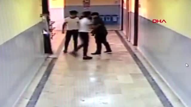 Okul koridorunda dehşet anları; silahlı öğrenci böyle yakalandı