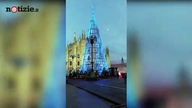 Milano, luci accese per il nuovo albero di Natale in Piazza Duomo | Notizie.it