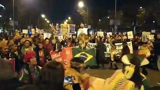 Un grupo de indígenas brasileños piden en la Marcha por el Clima que cese la violencia y la devastación en el Amazonas