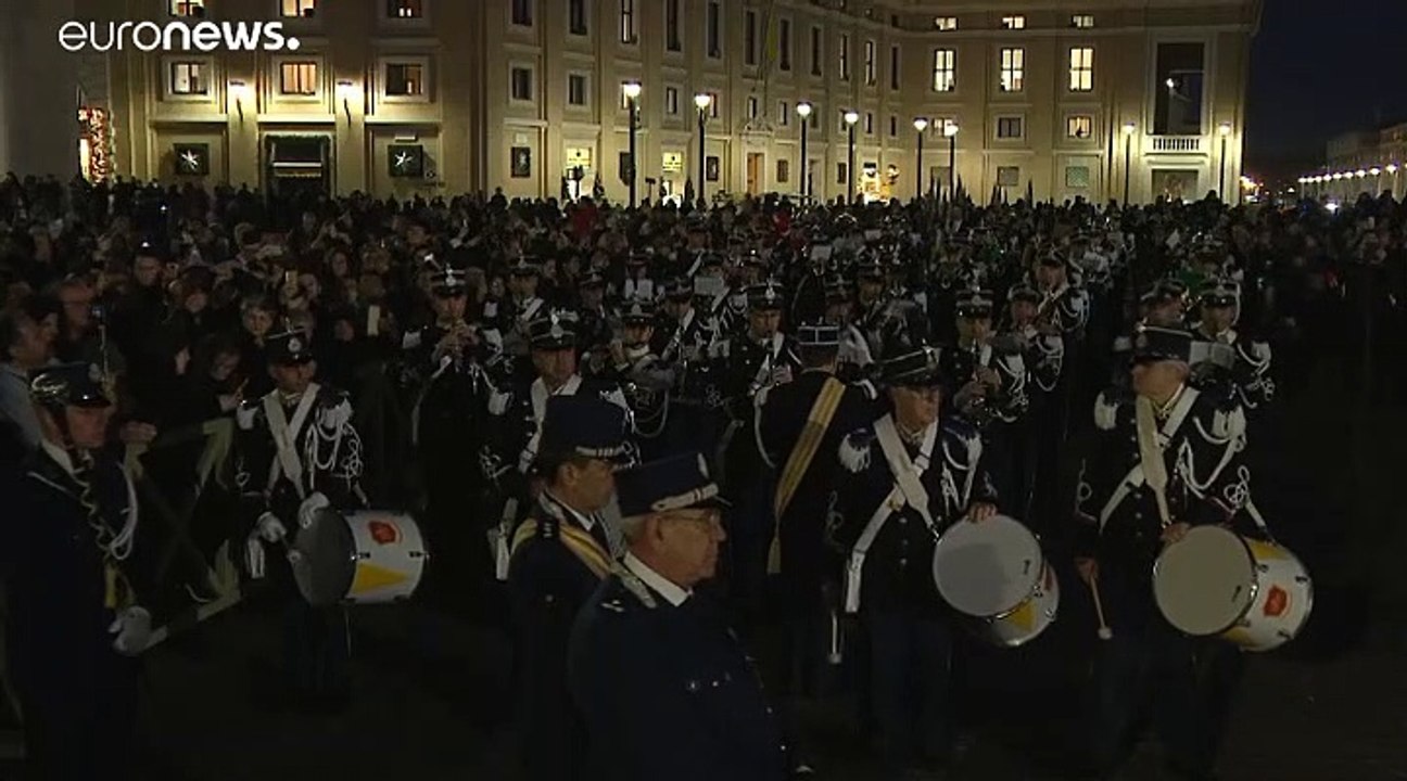 Weihnachtsbaum leuchtet auf dem Petersplatz