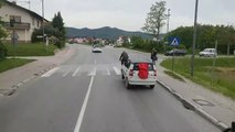 Un grand-père tire une voiture à vélo... La grande forme