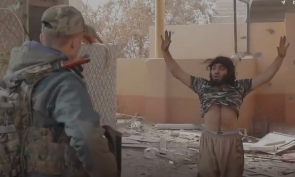 Oriente Medio: La rendición de un aterrorizado terrorista islámico a los peshmerga kurdos