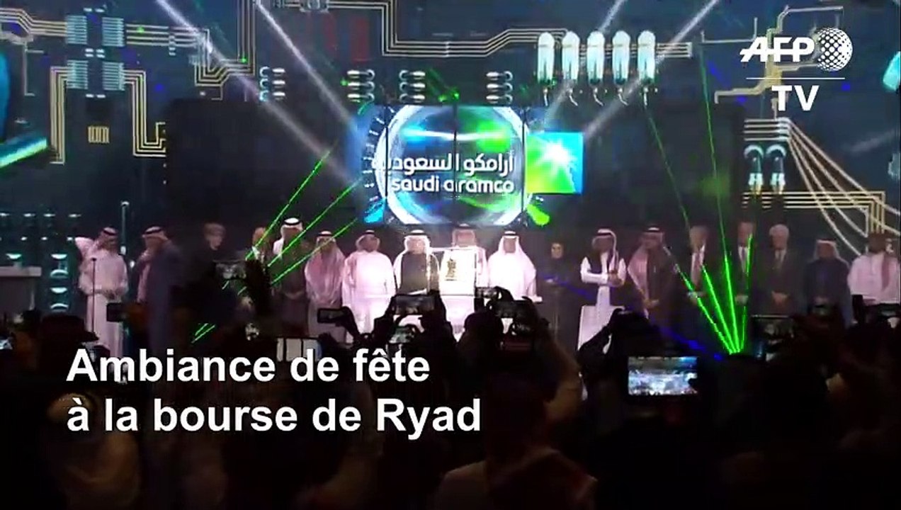 Les dirigeants de Saudi Aramco sonnent la cloche pour l'entrée en bourse de l'entreprise