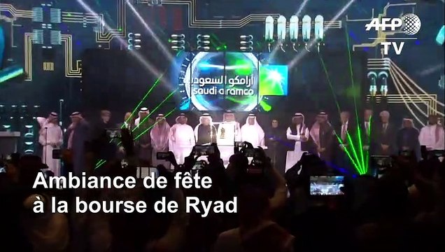 Les dirigeants de Saudi Aramco sonnent la cloche pour l'entrée en bourse de l'entreprise