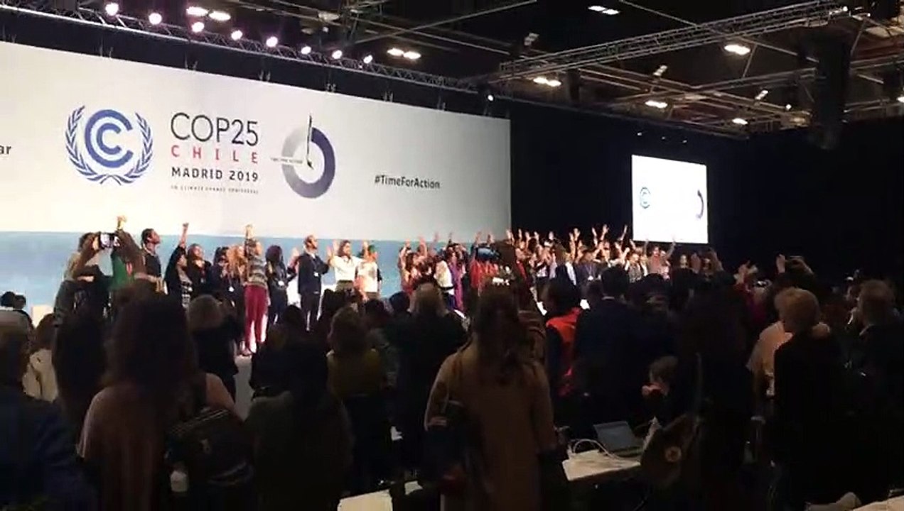 Jóvenes por el clima cantan: "Somos imparables, otro mundo es posible"