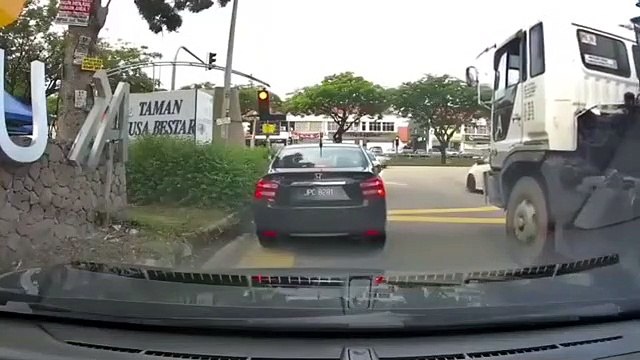 Une voiture se fait écraser par un camion au moment de tourner