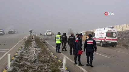 Panelvan minibüs ile çakıl taşı yüklü kamyon çarpıştı: 3 ölü 2 yaralı