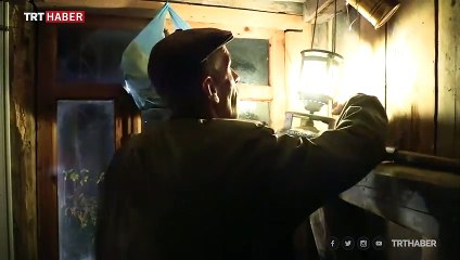 Çocuklar ısınsın diye kulübe yapılan köyün çamurlu yolları onarılıyor