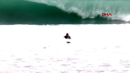 Antalya sörfçüler, 'kırmızı alarm'ı fırsata çevirdi -