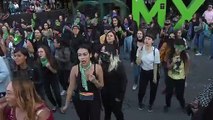 Mujeres en México queman bandera y exigen respeto tras parodia de futbolistas