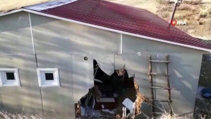 Dağdan kopan devasa kaya evi deldi, içeri girdi