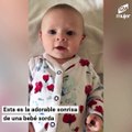 Tierna bebé sorda sonríe de alegría al escuchar a sus padres