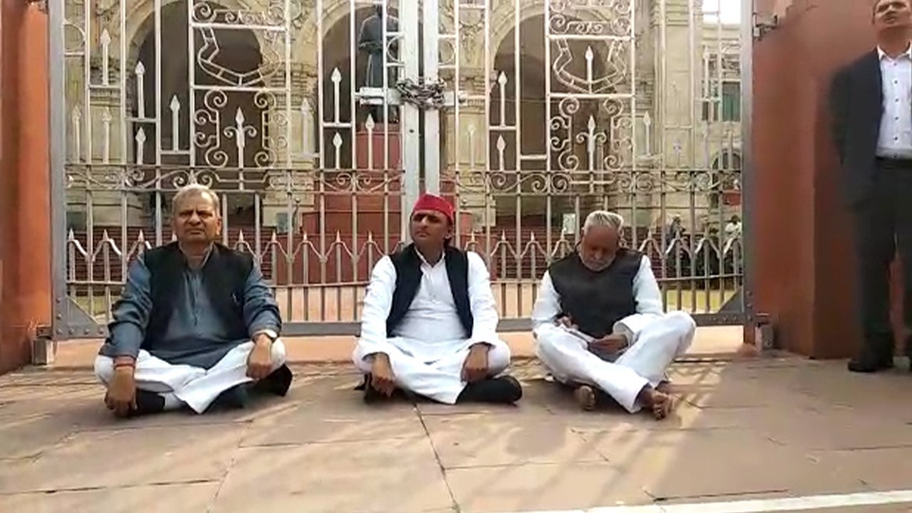 उन्नाव रेप केस को लेकर विधान भवन के सामने धरने पर बैठे अखिलेश यादव