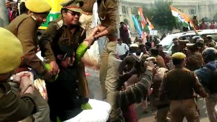 उन्नाव मामले में भाजपा कार्यालय के सामने कांग्रेस का विरोध प्रदर्शन