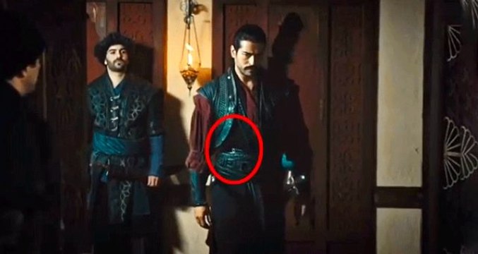 Kuruluş Osman'da Burak Özçivit'in kuşağında cep telefonu unutulması sosyal medyaya damga vurdu