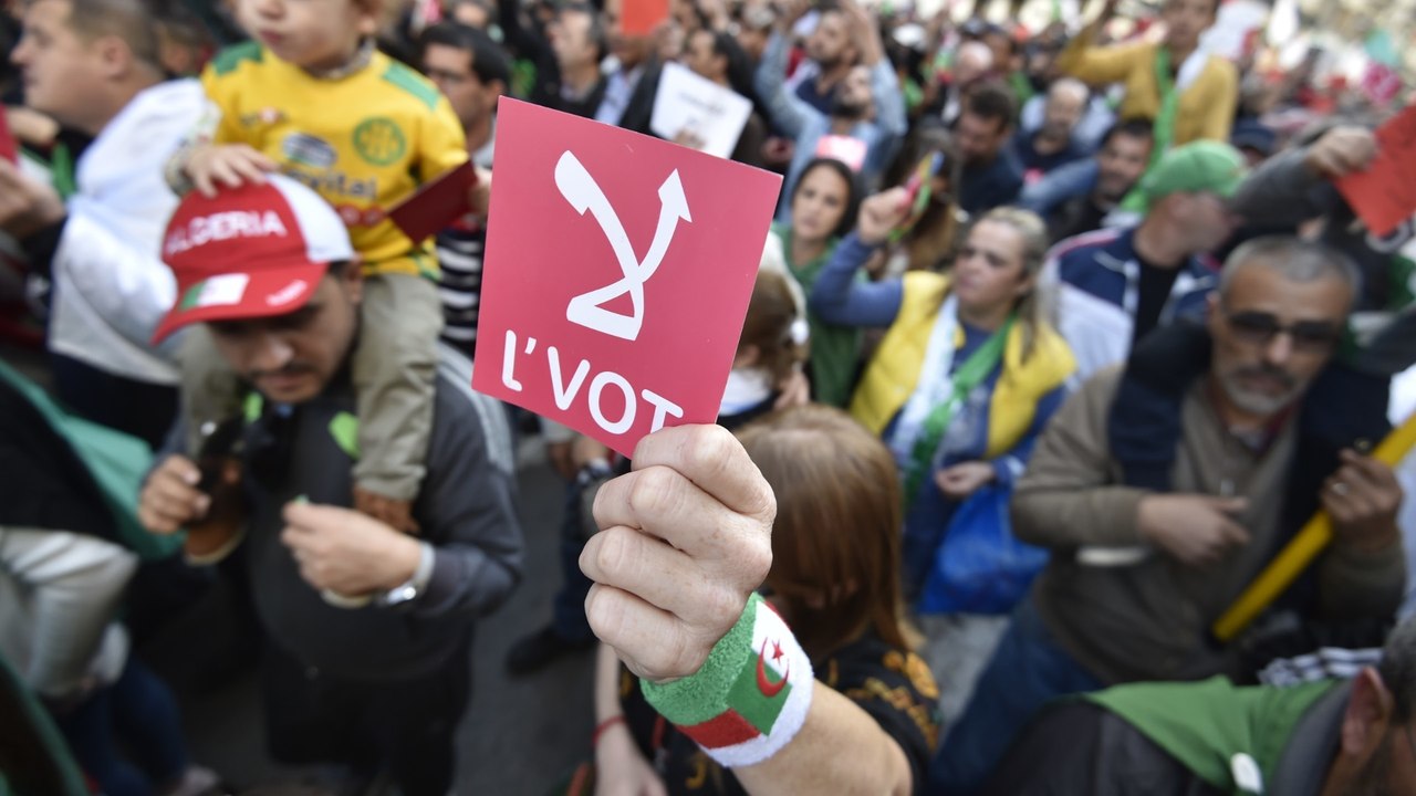 Algeria unrest: Demands for reform ahead of election