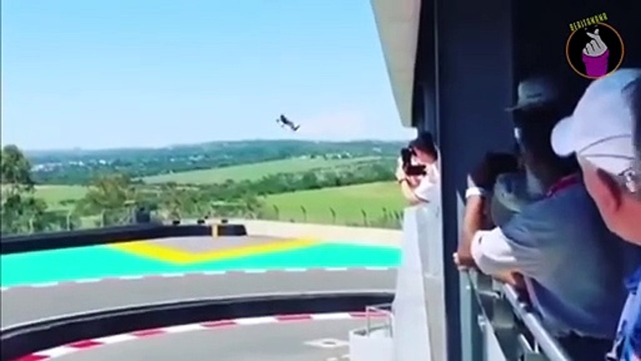 Akibat Hilang Kendali Pesawat Ini Malah Masuk Ke Sirkuit F1, Lihat Yang Terjadi!