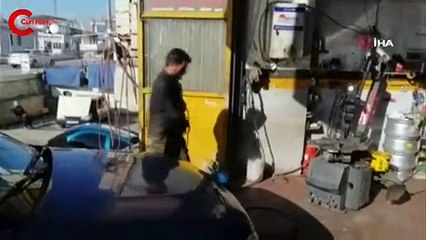 Canlı yayında tamir ettiği lastik patladı: Metrelerce savruldu!