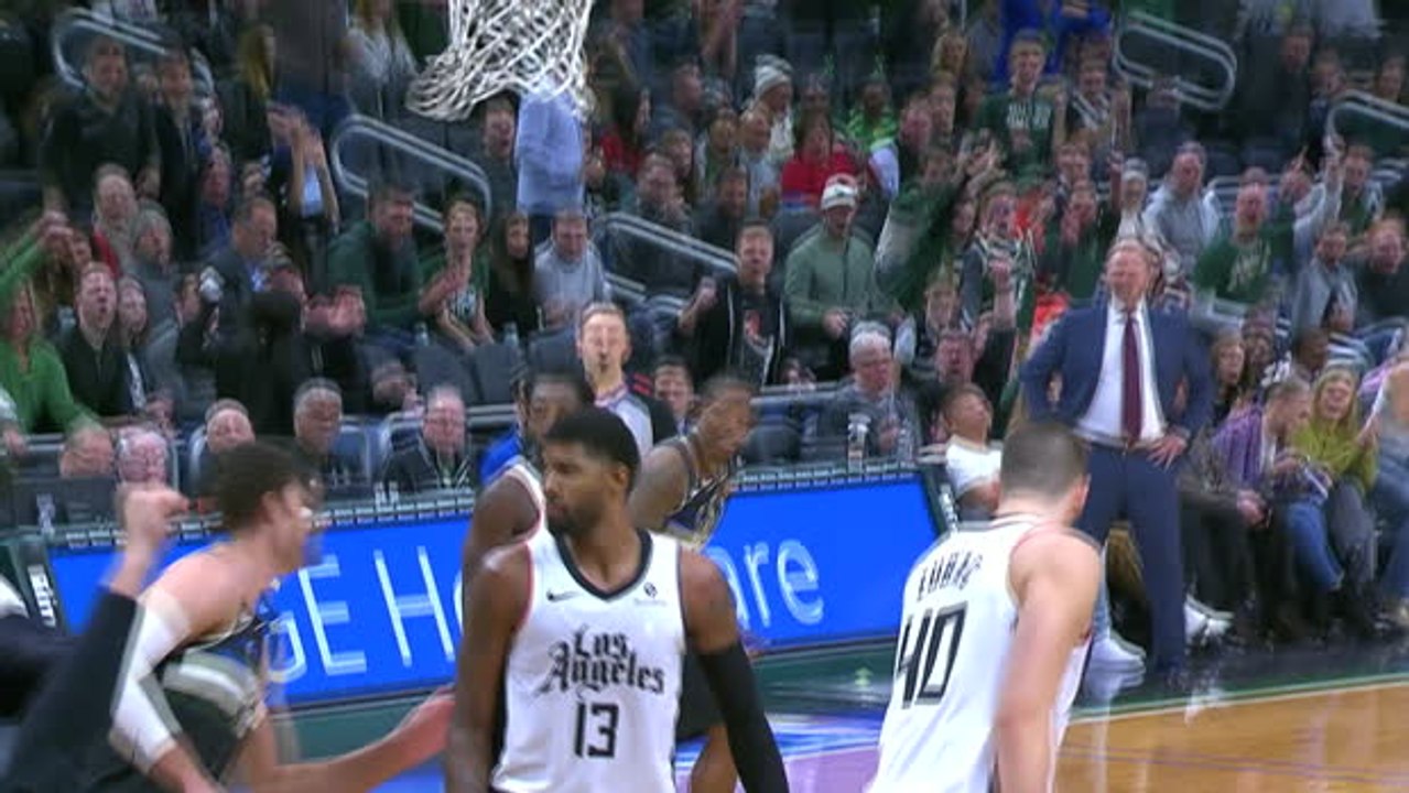 Giannis throws down the hammer