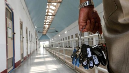 Cezaevindeki babasını ziyarete gelen 8 yaşındaki kız çocuğunu çırılçıplak aradılar