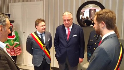 Mons. Le Prince Laurent remets des cadeaux pour les enfants de la cité de l' enfance. Vidéo Eric Ghislain. Vidéo Eric Ghislain m