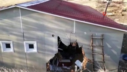 Dağdan Kopan Devasa Kaya Evi Deldi, İçeri Girdi