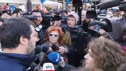 Matteo Salvini ai gazebo per le firme contro il Mes: "Ora Conte tolga il disturbo" - Il leader della Lega all'attacco: "Il Governo sta insieme con lo scotch, Mattarella prenda atto"