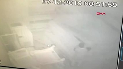 Bursa iş yeri sahibini gören hırsızların kamyonetlerini bırakarak kaçtığı an kamerada