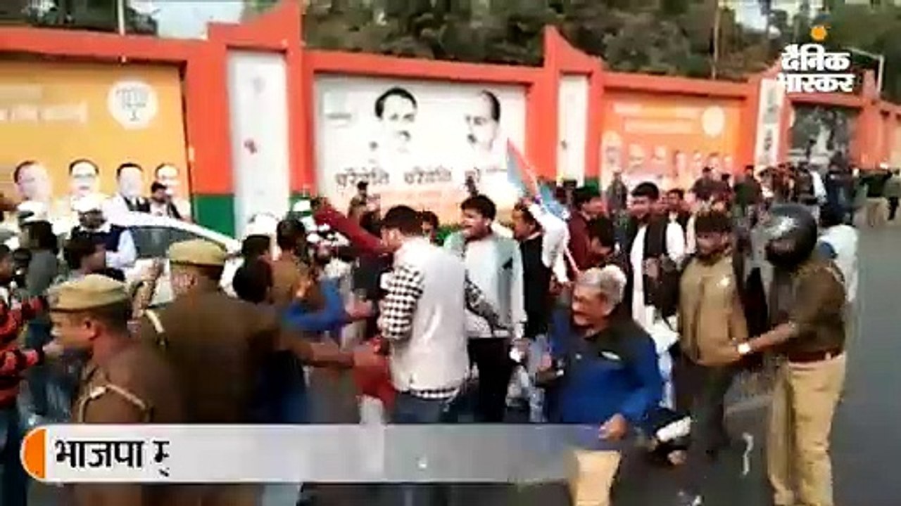 प्रियंका दुष्कर्म पीड़ित के परिजन से मिलीं, कहा...