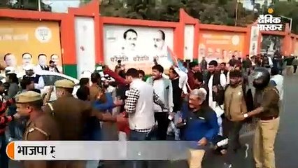 प्रियंका दुष्कर्म पीड़ित के परिजन से मिलीं, कहा- परिवार को एक साल से प्रताड़ित किया जा रहा, आरोपियों को भाजपा बचा रही