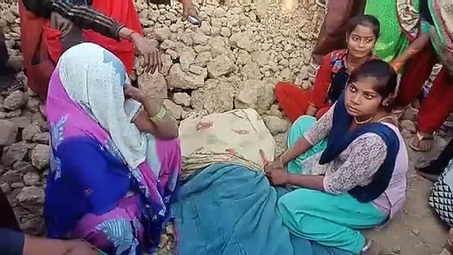 मिट्टी के ढेर में खेल रही थी बच्ची, हाईटेंशन लाईन की चपेट में आने से हुई मौत