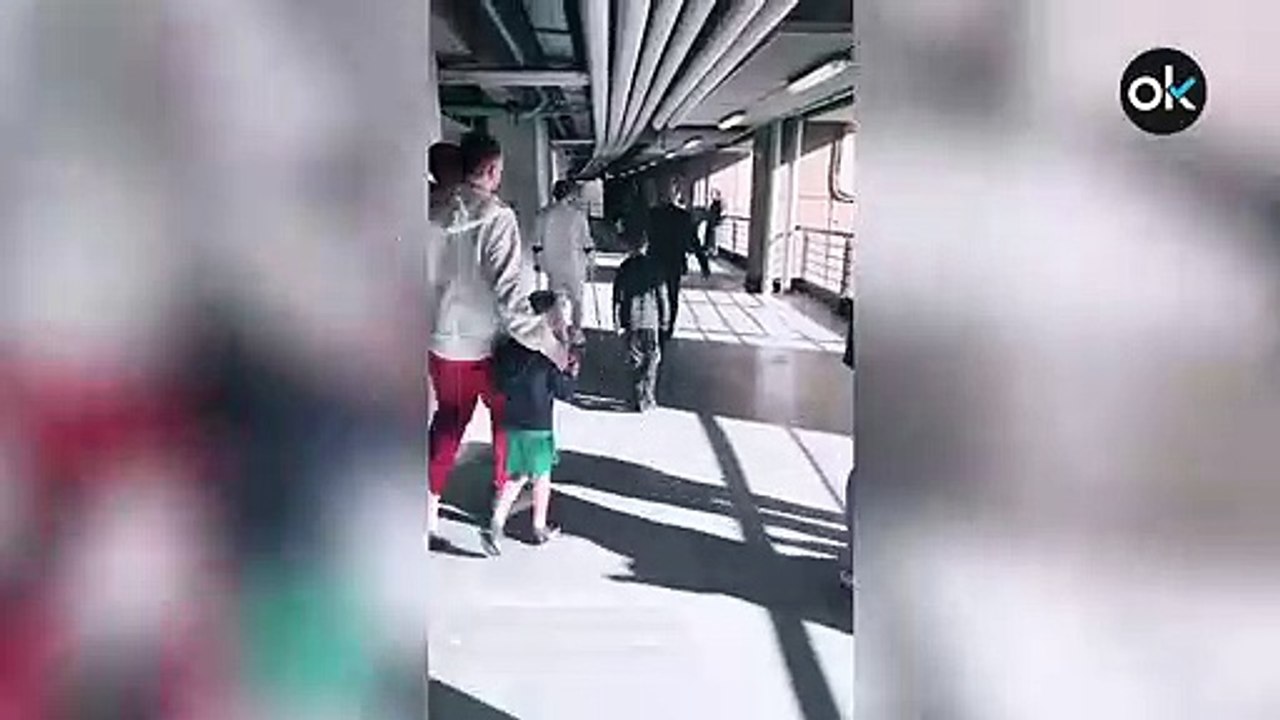 Eden Hazard caminando con muletas
