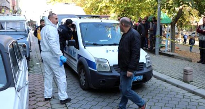 İki ev arkadaşını boğazından bıçaklayan şüpheli cinsel istismara maruz kaldığını iddia etti