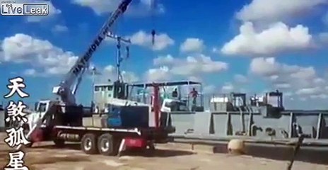 Trop lourd pour cette grue, elle casse en soulevant un camion !