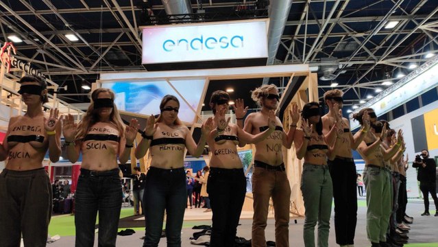 Activistas se desnudan contra las empresas contaminantes