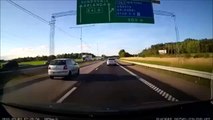 Il réussit a éviter une voiture qui roule à contre-sens. Réflexe incroyable